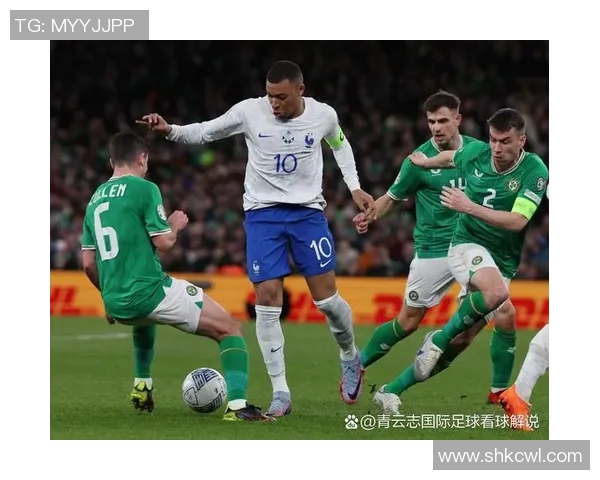 足球明星在绿茵场上精准射门的瞬间与激情四溢的庆祝场景