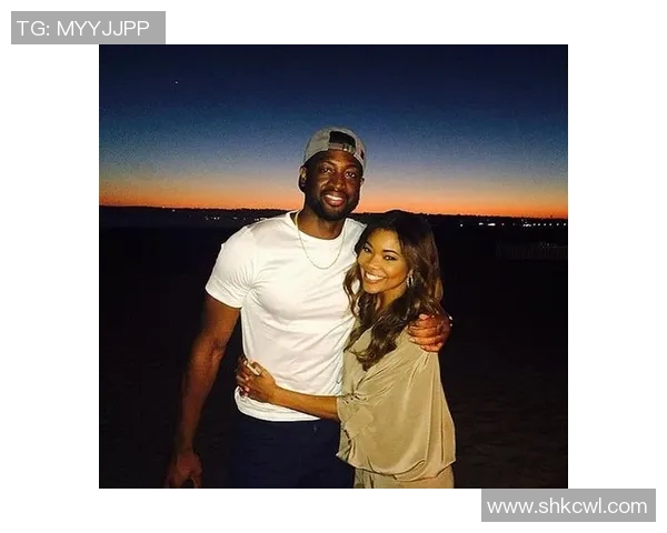 足球明星夫妇荣获最佳情侣奖项合影展示幸福时刻