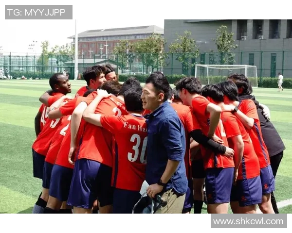 足球明星在采访中被队友亲吻引发热议瞬间曝光